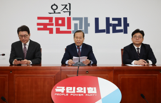 권영세(가운데) 국민의힘 비상대책위원장이 13일 국회에서 기자회견을 열고 최재해 감사원장과 이창수 서울중앙지검장 등 검사 3명에 대한 탄핵심판 선고와 관련한 입장을 밝히고 있다. [연합뉴스]